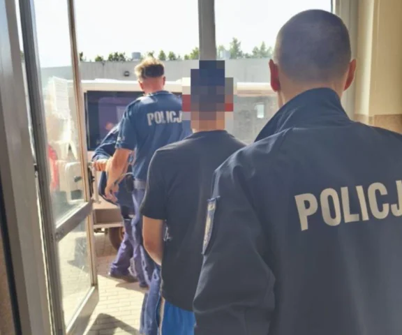 Zamaskowany 20-letni mężczyzna z bronią w sklepie