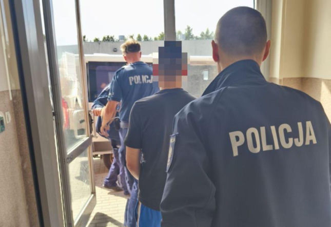 Zamaskowany klient napadł na sklep i sterroryzował ekspedientkę! Wszystko dla kilkuset złotych