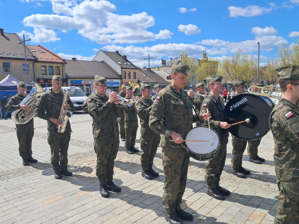 "Ślubuję!" – patriotyczne sceny na Rynku w Starachowicach
