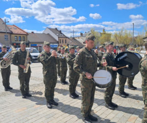 Ślubuję! – patriotyczne sceny na Rynku w Starachowicach