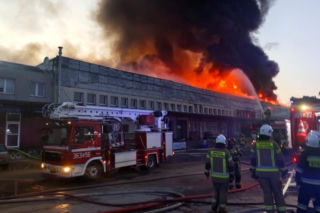 Potężny pożar w Płocku. Gęsty dym nad miastem widać z daleka