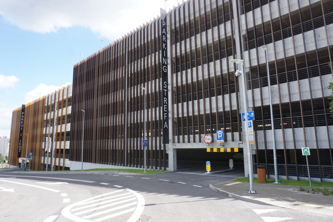 Wielopoziomowy parking na ul. Grunwaldzkiej już działa. Pomieści aż 570 aut [ZDJĘCIA]