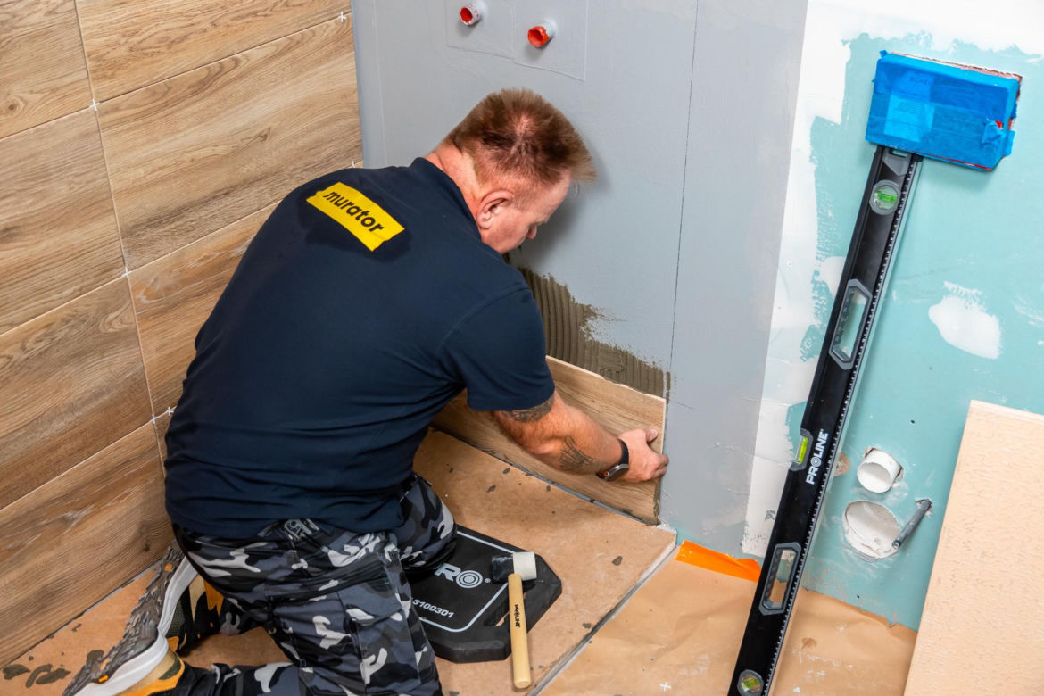 Jak układać płytki na ścianie? Backstage z nagrania Murator Remontuje