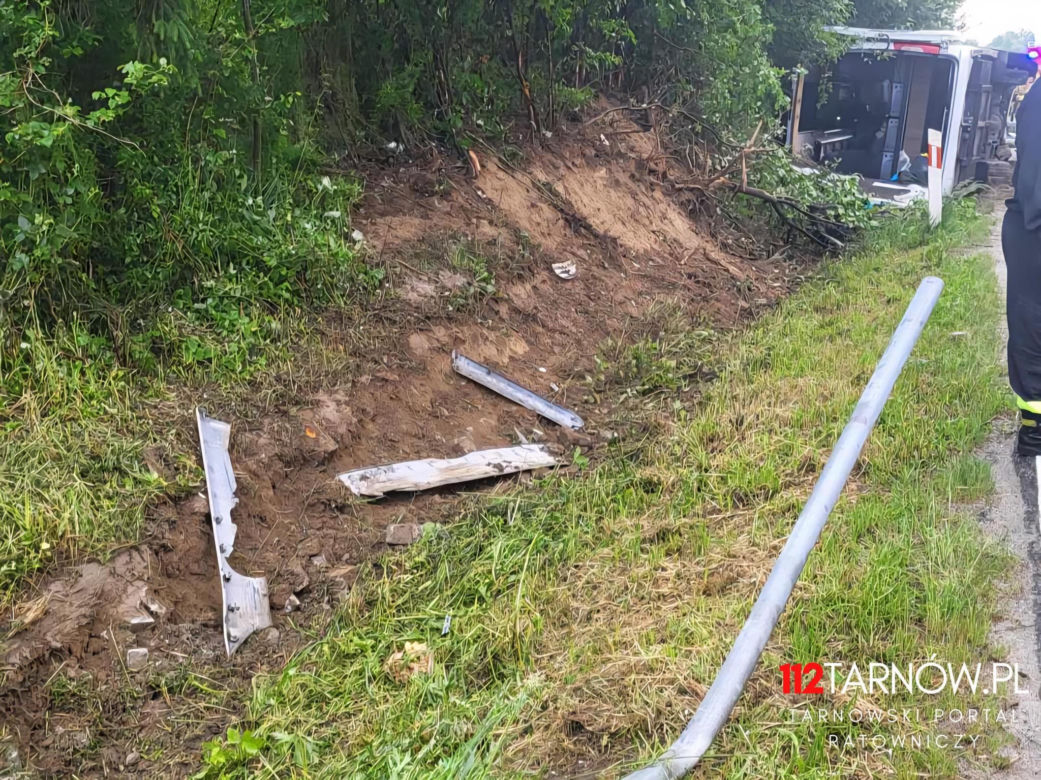 Autokar z dziećmi wylądował w rowie! Sześć osób rannych, droga zablokowana