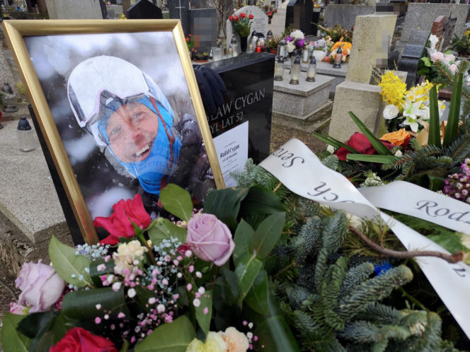 Ali Olszański był legendą, zginął tragicznie. Jego grób został ozdobiony w nietypowy sposób