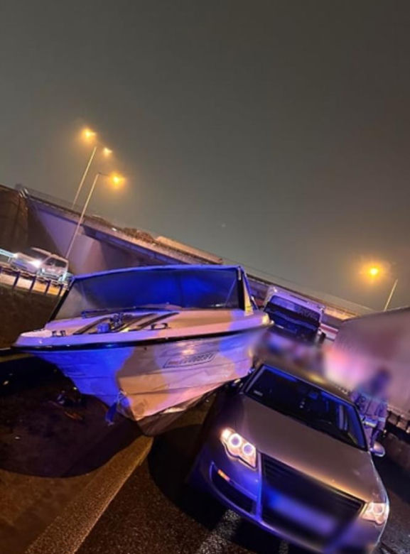  Ciężarówka staranowała… motorówkę na zjeździe z autostrady