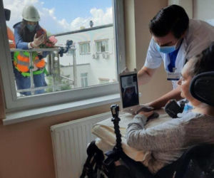 Odwiedziny z podnośnika w domu opieki