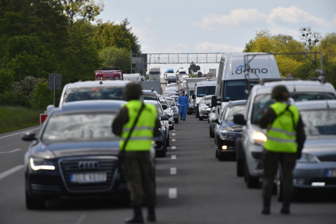 Ogromne korki na autostradzie prowadzącej do przejścia w Kołbaskowie