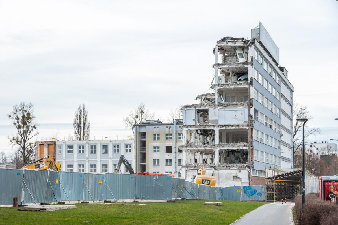 Wyburzanie dawnej fabryki Polfy w Warszawie pod budowę NOHO ONE