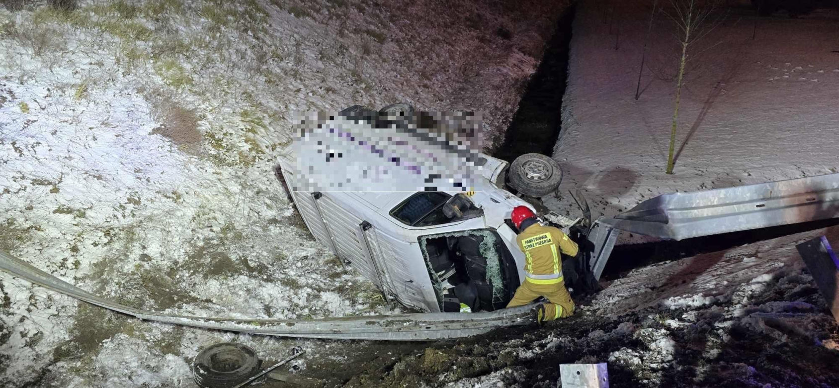 Bus w rowie na S5 niedaleko Rawicza. Strażacy wydostali kierowcę