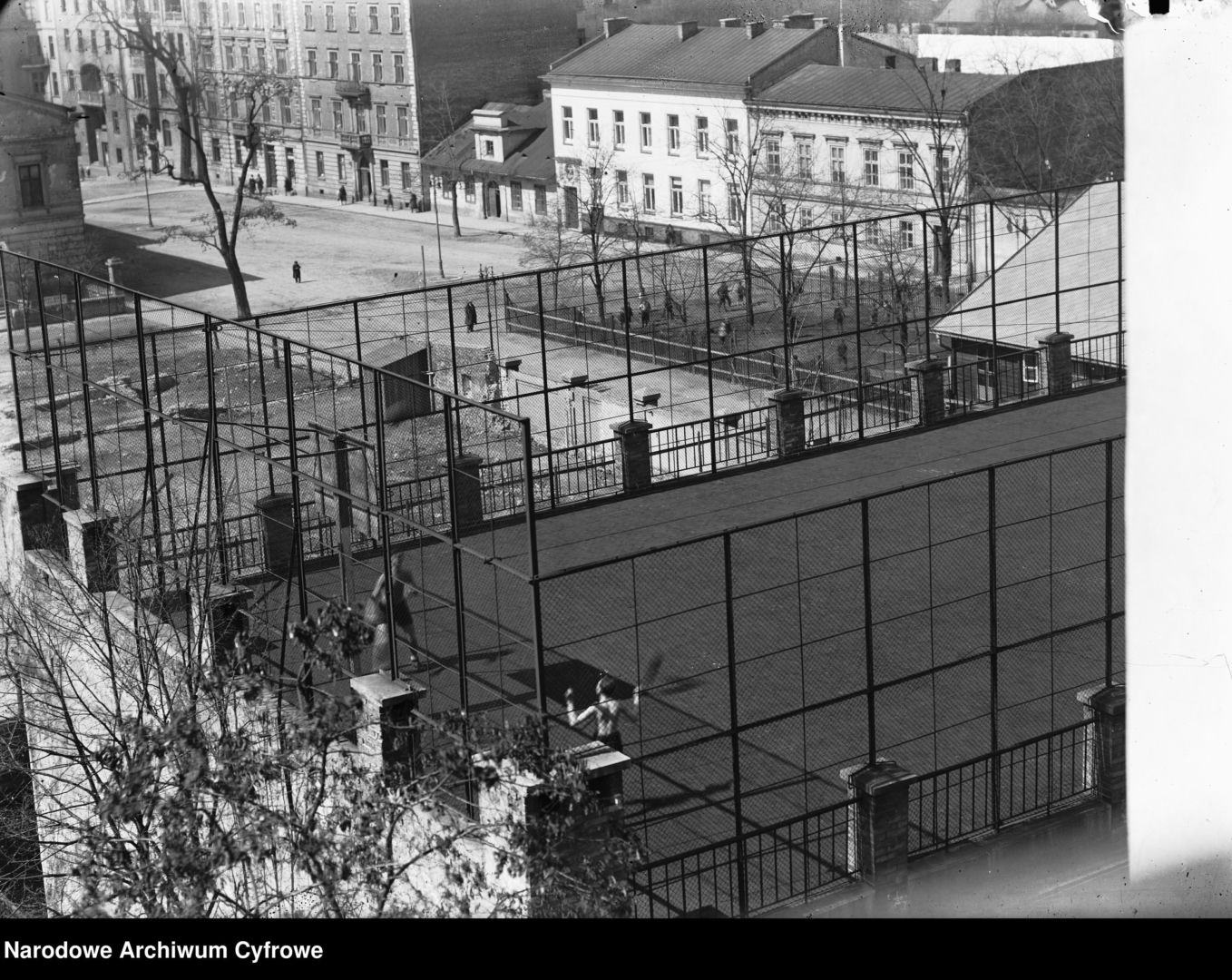 Boisko do koszykówki na dachu YMCA