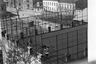 Boisko do koszykówki na dachu YMCA