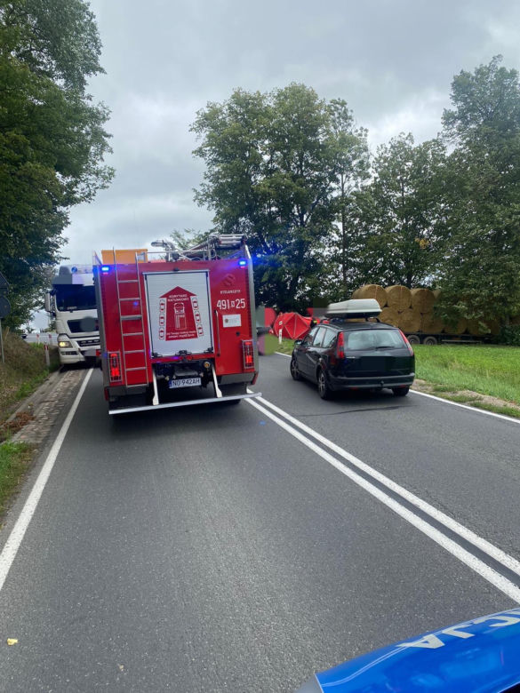 Kierowca ciężarówki przewożącej słomę uderzył w motorowerzystę. Nie żyje 81-latek