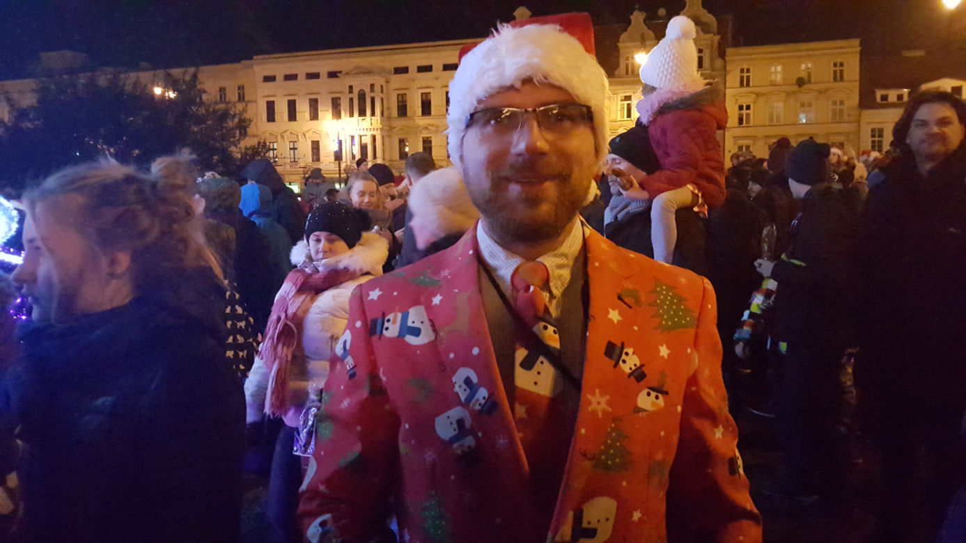 Magia świąt ogarnęła Bydgoszcz! Choinka na Placu Teatralnym zachwyca swoim pięknem!