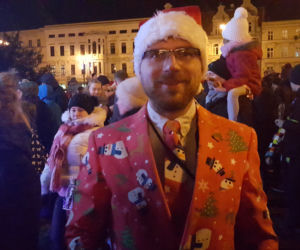 Magia świąt ogarnęła Bydgoszcz! Choinka na Placu Teatralnym zachwyca swoim pięknem!