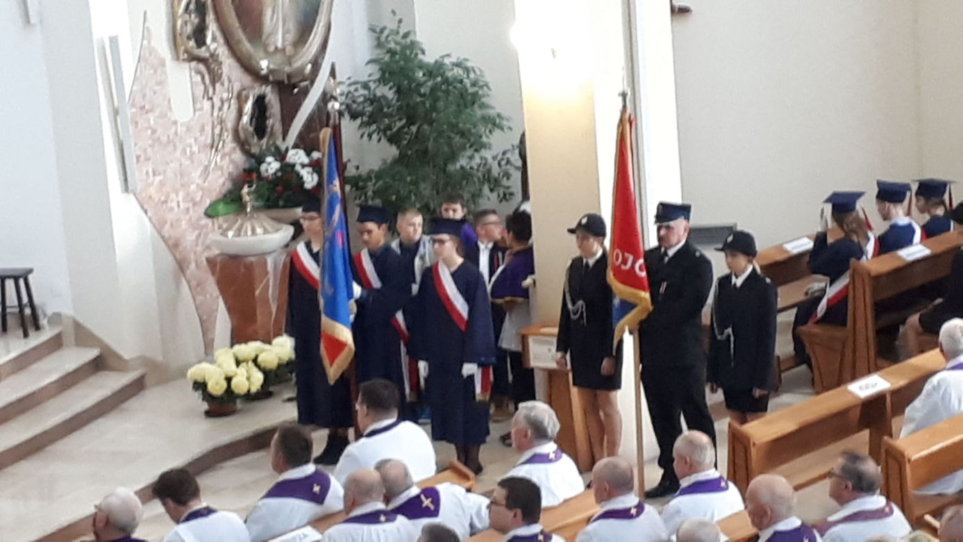 Na ostatnim pozegnaniu pojawiły się oficjalne delegacje z pocztami sztandariwymi.