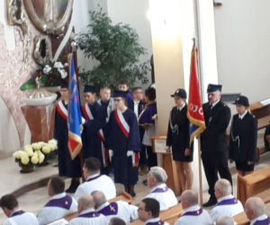 Na ostatnim pozegnaniu pojawiły się oficjalne delegacje z pocztami sztandariwymi.
