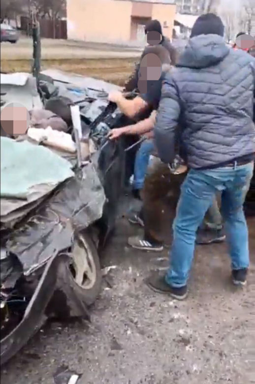 Ukraina. Rosyjskie pojazdy pancerne zmiażdżyły cywilny samochód. Kierowca ocalał! 