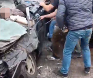 Ukraina. Rosyjskie pojazdy pancerne zmiażdżyły cywilny samochód. Kierowca ocalał! 