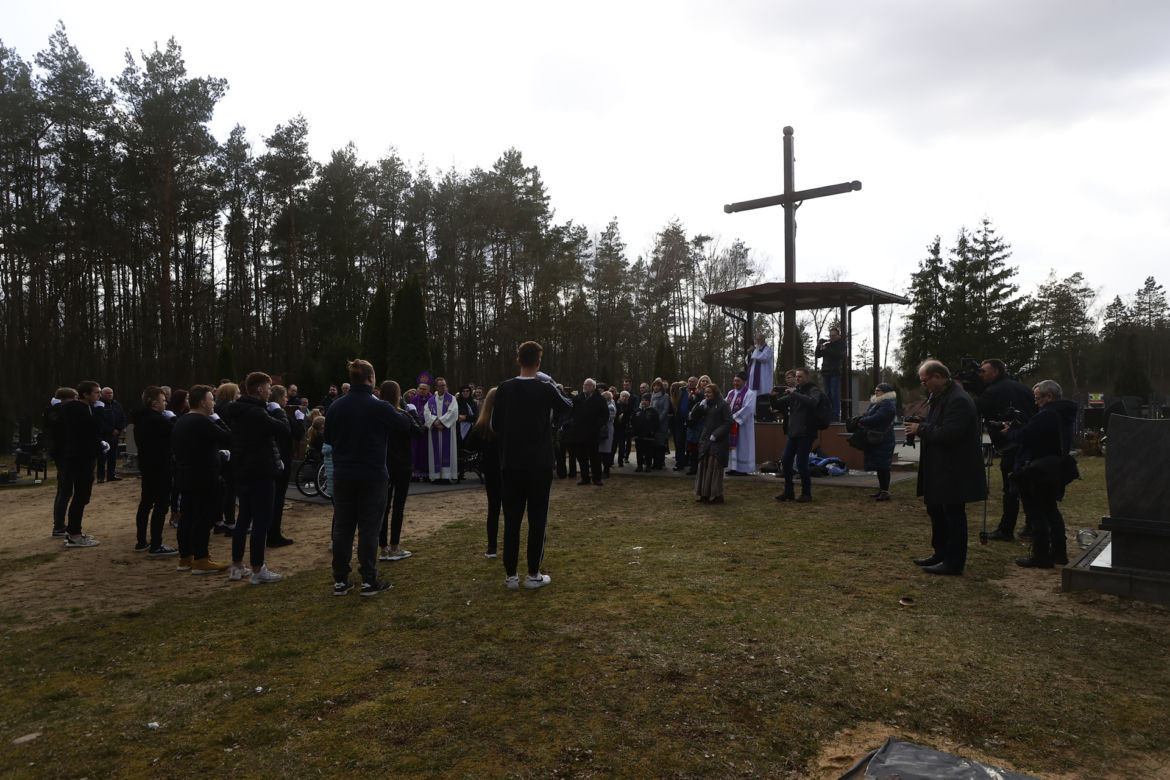 Wizyta na cmentarzu i łzy na mszy świętej. Ewa Krawczyk w pierwszą rocznicę śmierci męża