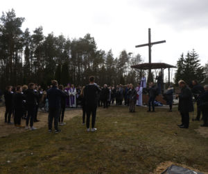 Wizyta na cmentarzu i łzy na mszy świętej. Ewa Krawczyk w pierwszą rocznicę śmierci męża