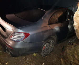 Przesadził z prędkością i roztrzaskał Mercedesa-AMG o skałę - ZDJĘCIA