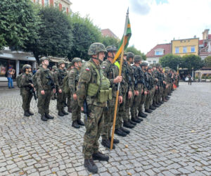 Z Rynku w Lesznie wystartował 7. Rajd na Wschowę. ​Na pamiątkę marszu wojsk w 1939 roku