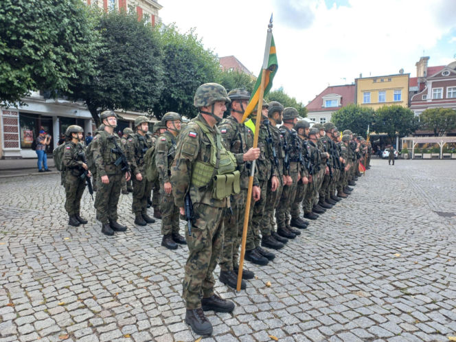 Z Rynku w Lesznie wystartował 7. Rajd na Wschowę. ​Na pamiątkę marszu wojsk w 1939 roku