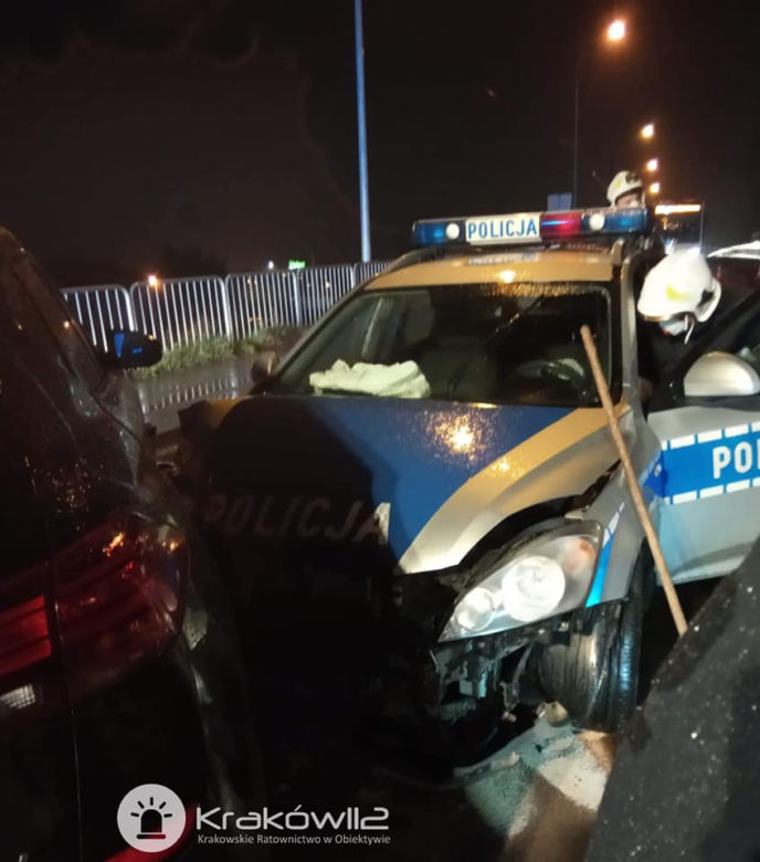 Wypadek w Skawinie. Samochód osobowy zderzył się z radiowozem