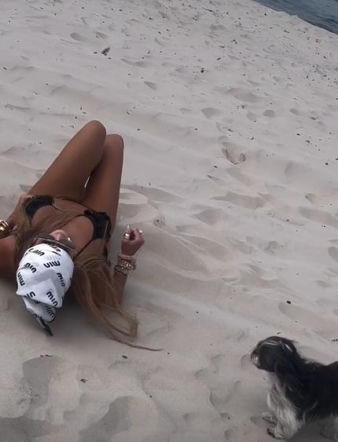Kotońska podsumowuje wakacje w minibikini. Co za ciało!