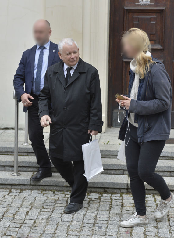 Zaczepili Kaczyńskiego  pod kościołem! Szok, czego od niego chcieli!