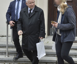 Zaczepili Kaczyńskiego  pod kościołem! Szok, czego od niego chcieli!