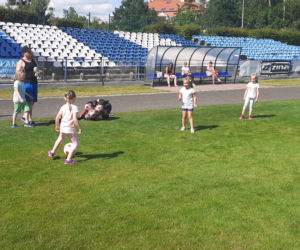 Treningi piłkarskie dla dziewczynek na stadionie