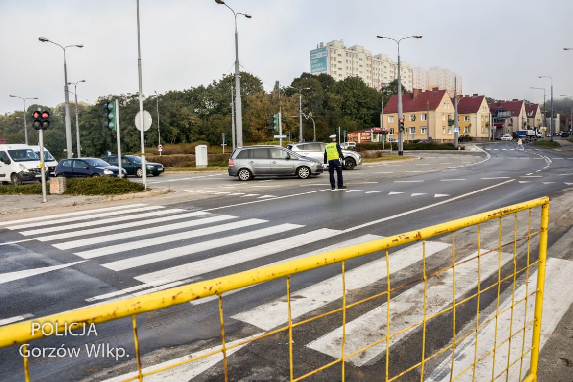 Policjanci pomagają kierowcom po nawałnicy, która przeszła przez Gorzów