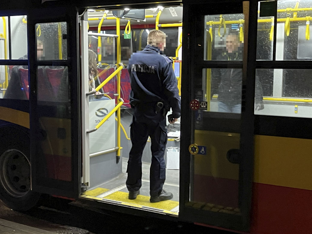 Zakrwawiony mężczyzna jechał autobusem