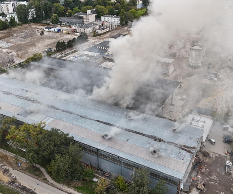Ogromny pożar sortowni śmieci w Warszawie. Strażacy walczyli z żywiołem kilkanaście godzin