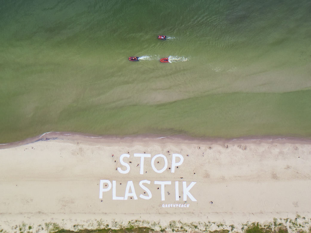 Wielki napis "Stop plastik" na plaży w Kołobrzegu