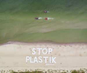 Wielki napis Stop plastik na plaży w Kołobrzegu