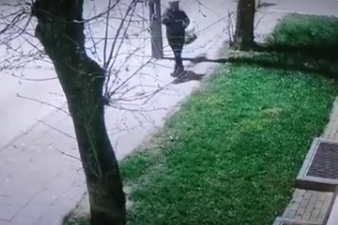 Dźwięk tłuczonej szyby poderwał na nogi policjantów! Groza w komendzie. Nagranie mówi wszystko
