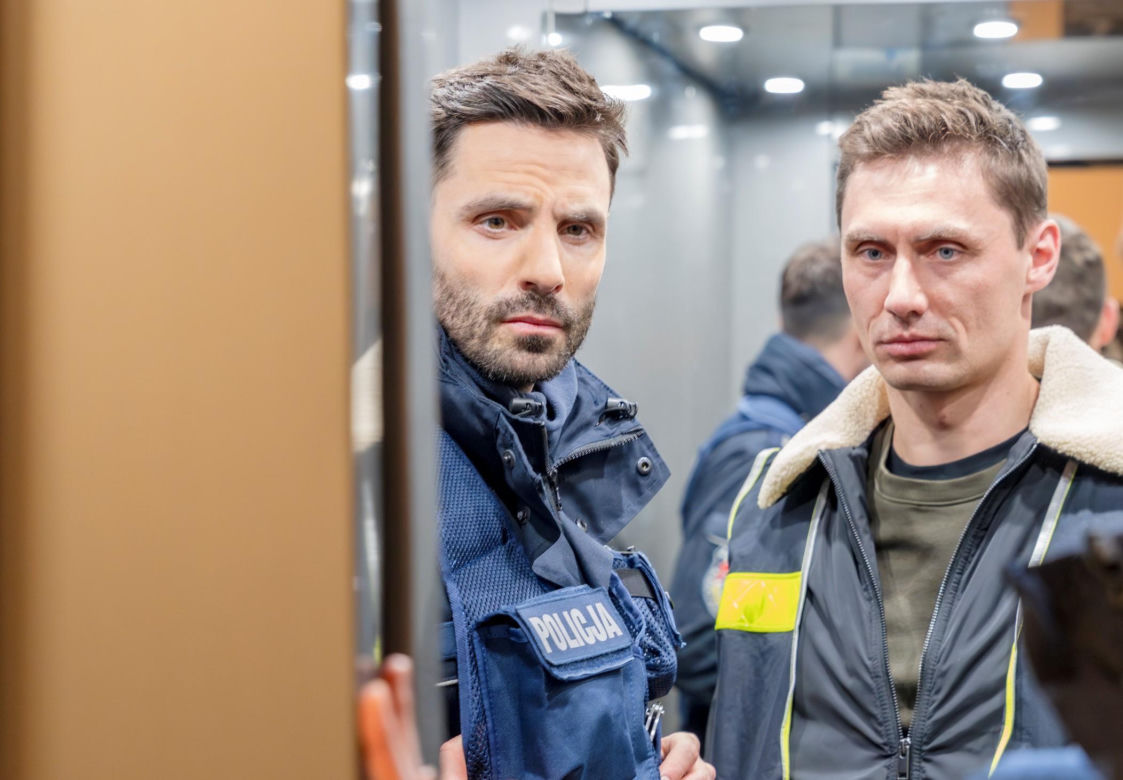 "Policjantki i Policjanci", odcinek 1385: Marek odbiera poród w aucie, a tajemnicza kobieta wciąga patrol w sieć kłamstw