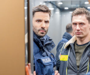 Policjantki i Policjanci, odcinek 1385: Marek odbiera poród w aucie, a tajemnicza kobieta wciąga patrol w sieć kłamstw