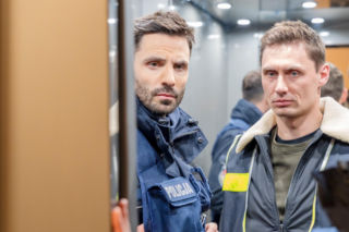 Policjantki i Policjanci, odcinek 1385: Marek odbiera poród w aucie, a tajemnicza kobieta wciąga patrol w sieć kłamstw