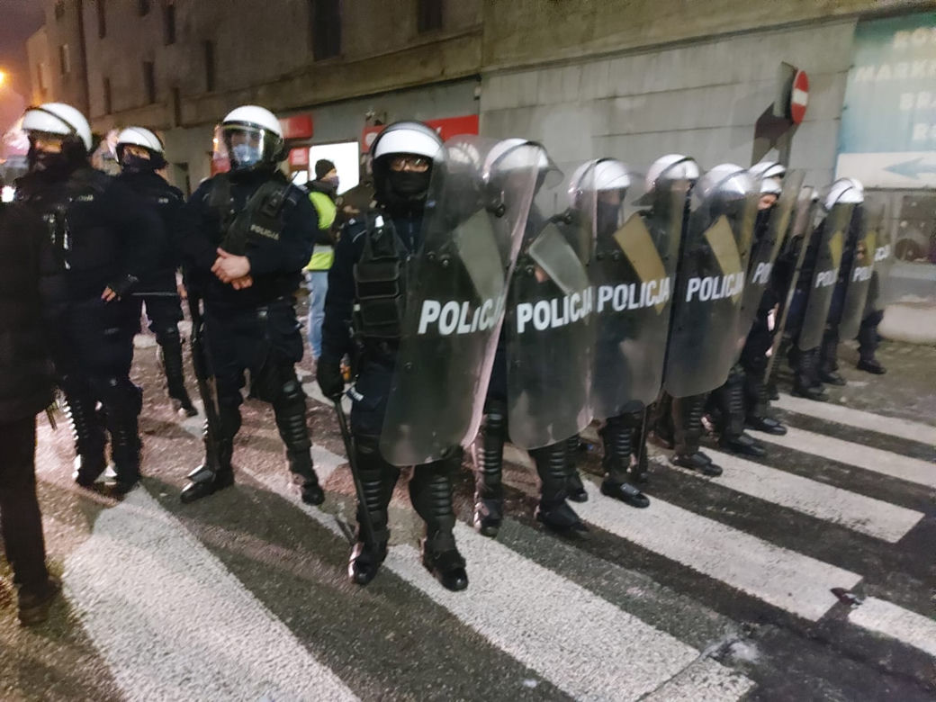 Właściciel rybnickiego klubu otwartego mimo obostrzeń: "Policja weszła nielegalnie. Gazowali nas w lokalu"