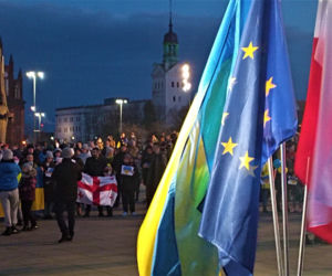 Manifestacja przeciwko wojnie na Ukrainie na placu Solidarności w Szczecinie