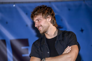 Maciej Musiał kosi trawę w bieliźnie. Komentarze internautów podbijają sieć
