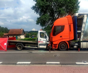 Droga krajowa nr 57. Śmiertelny wypadek w Nowinach. Ciężarówka zderzyła się z busem