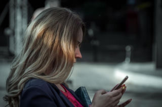 Wybuchy i dziwne obiekty na niebie w Warszawie. Niepokojące SMS-y trafiły do mieszkańców stolicy 