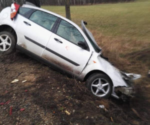 Koce-Schaby. Ford zjechał do rowu. Dwie osoby w szpitalu