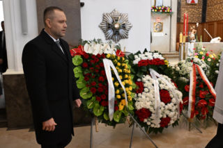 Pogrzeb Jacka Magiery. Karol Nawrocki tylnym wejściem wszedł do kościoła. Żona trenera odebrała odznaczenie