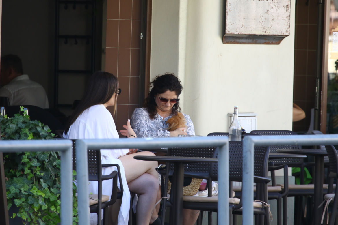 Była posłanka PiS z córką w restauracji. Całuje psa